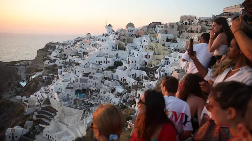 santorini,-la-‘isla-instagram’-de-grecia,-al-limite-de-la-saturacion-turistica