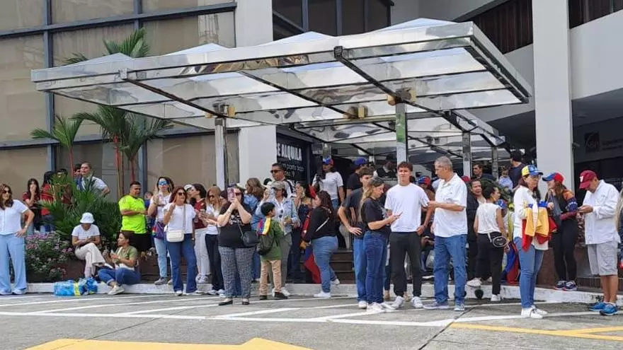 베네수엘라 선거-|-decenas-de-venezolanos-acuden-a-las-urnas-para-votar-en-las-presidenciales-desde-panama