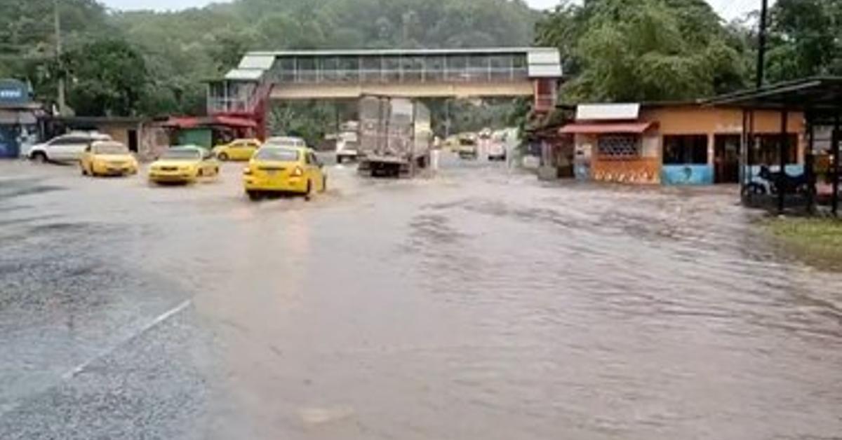 fuertes-lluvias-en-colon-causan-desprendimiento-de-techos-e-inundaciones