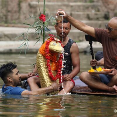 भक्तपुरको-नागदहमा-नागपूजा-(तस्वीर)