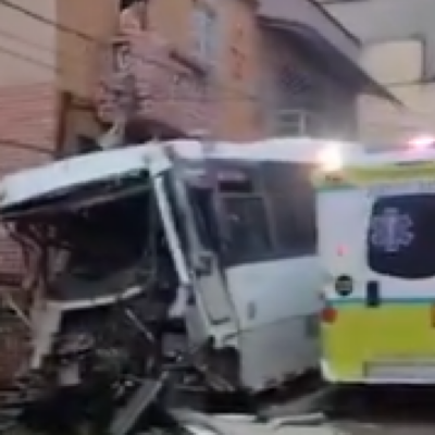 fuerte-accidente-de-transito-deja-un-muerto-y-nueve-heridos-en-el-barrio-manrique,-en-medellin