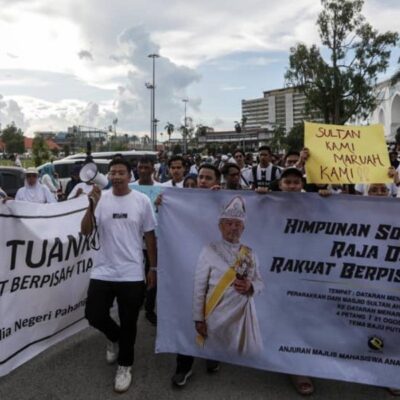 100-throng-solidarity-rally-for-pahang-royalty-in-kuantan