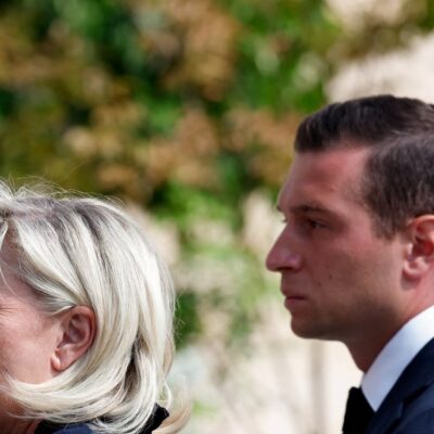 emacronas-susitiko-su-m.le-pen,-augant-spaudimui-paskirti-nauja-ministra-pirmininka