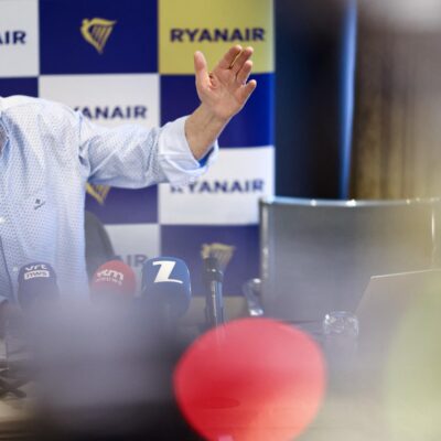 «chaque-semaine-il-y-a-des-agressions»-:-le-pdg-de-ryanair-veut-limiter-la-vente-d’alcool-dans-les-bars-des-aeroports