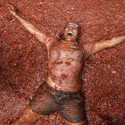 in-beeld-|-elkaar-bekogelen-met-tomaten:-zo-zag-la-tomatina-er-dit-jaar-uit