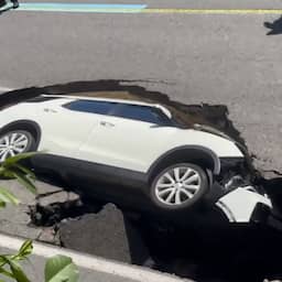 video-|-rijdende-auto-belandt-plotseling-in-zinkgat-in-seoel