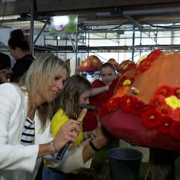 video-|-maxima-bouwt-mee-aan-bloemenwagens-in-zundert:-‘zo-mooi’