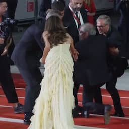 wideo-|-george-clooney-helpt-gevallen-fotograaf-op-filmfestival-van-venetie