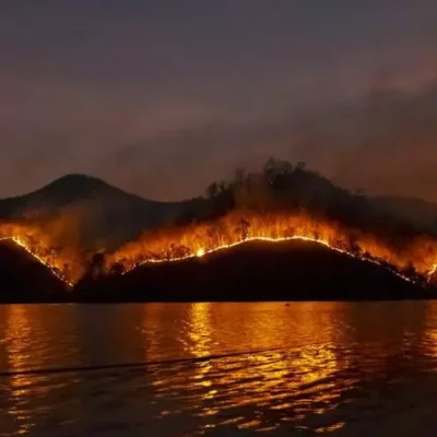 cuatro-incendios-forestales-cubren-a-quito-de-humo-y-ceniza