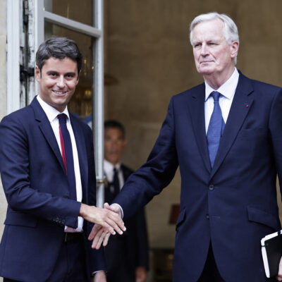 passation-de-pouvoir-:-attal-confie-sa-«frustration»-de-devoir-partir,-barnier-promet-«des-changements-et-des-ruptures»