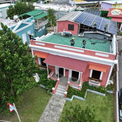 realizan-“limpiaton”-de-paneles-solares-en-la-microrred-de-casa-pueblo-en-adjuntas