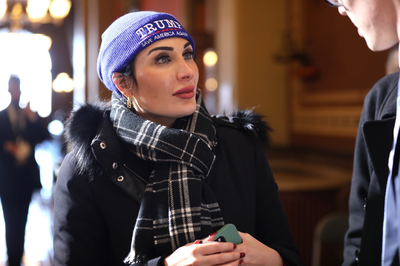 cine-este-laura-loomer,-cea-mai-mare-sustinatoare-a-lui-donald-trump.-a-fost-vazuta-chiar-si-in-culisele-dezbaterii-prezidentiale 