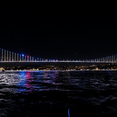 el-puente-del-bosforo-en-turquia-se-ilumino-con-los-colores-de-la-bandera-de-guatemala-por-primera-vez