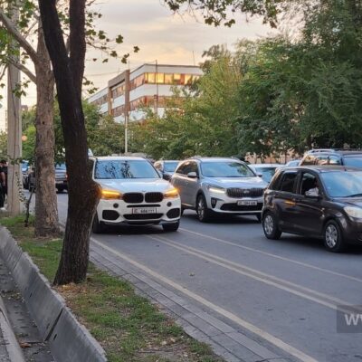 Чудаки-парковки.-Некоторые-включают-аварийку-при-остановке-в неположенном-месте