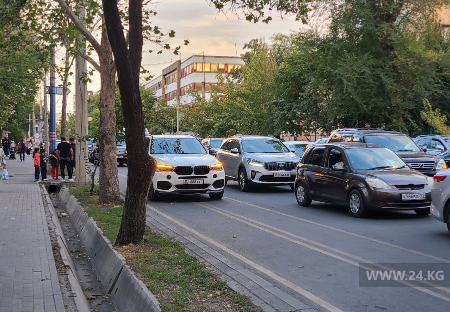 Чудаки-парковки.-Некоторые-включают-аварийку-при-остановке-в неположенном-месте