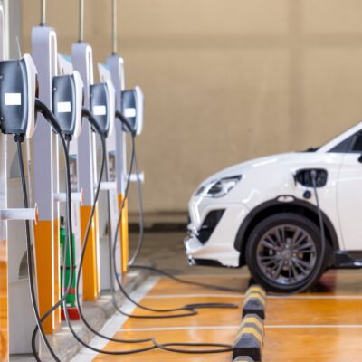 revidenti:-zm-elektroauto-uzlades-staciju-tikla-izveide-neatbilstosi-izlietojusi-3,1-miljonus-eiro