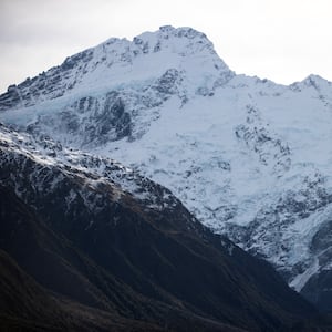 injured-climbers-may-remain-trapped-on-aoraki-mt-cook-for-days-after-another-freezing-night