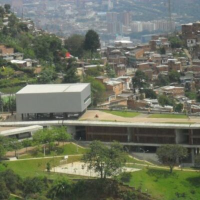 investigan-accidente-de-estudiante-de-13-anos-que-cayo-desde-un-segundo-piso-en-colegio-publico-de-medellin