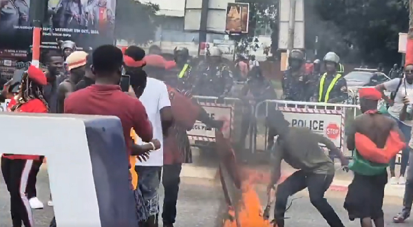 occupy-julorbi-house-demo:-watch-as-protestors-set-npp-flags,-banners-ablaze