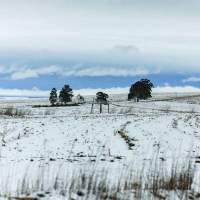 s-africa-snowfall-strands-motorists-overnight