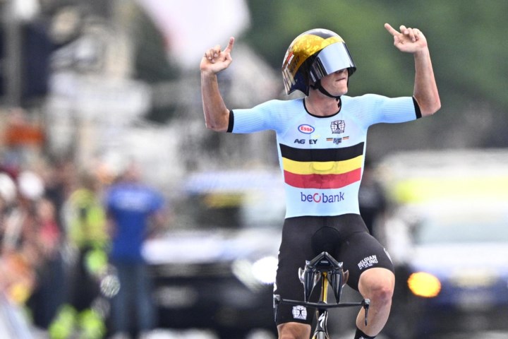 wauw!-oppermachtige-remco-evenepoel-volgt-zichzelf-op-als-wereldkampioen-tijdrijden-na-secondenstrijd-met-filippo-ganna