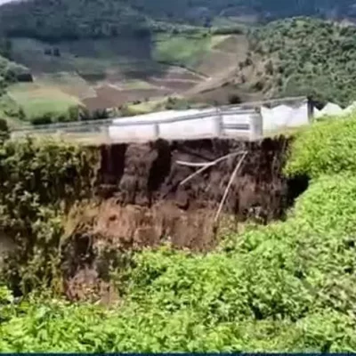 via-principal-en-cerro-punta-es-riesgo-de-colapso-tras-deslizamiento-de-tierra