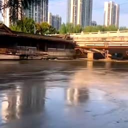 видео-|-chinese-rondvaartboot-knalt-tegen-brug-door-sterke-stroming