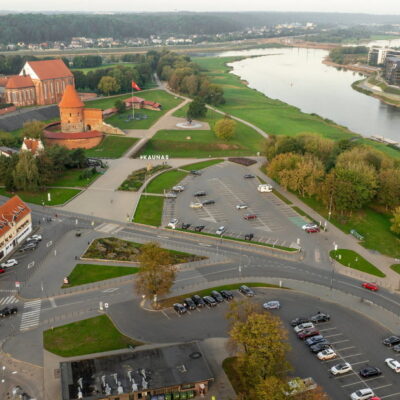 kaunas-laukia-architektu-ideju:-naujas-pastatas,-pozemine-aikstele-prie-pilies-ir-zalia-erdve-virs-jos