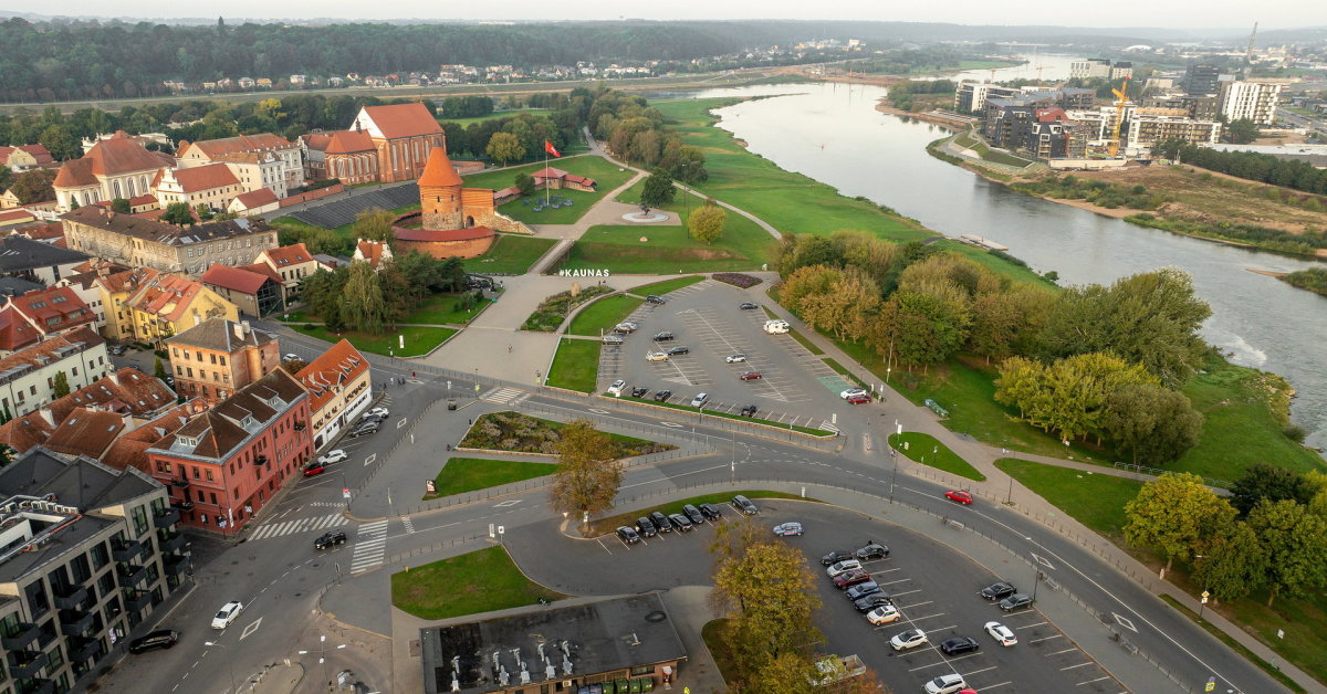 kaunas-laukia-architektu-ideju:-naujas-pastatas,-pozemine-aikstele-prie-pilies-ir-zalia-erdve-virs-jos