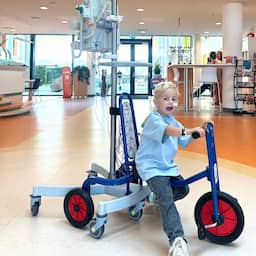 video-|-kinderen-fietsen-met-infuuspaal-door-prinses-maxima-centrum