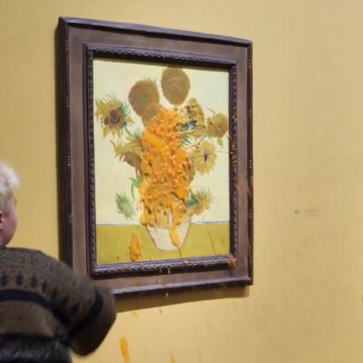 momentul-in-care-tabloul-„sunflowers”-al-lui-van-gogh-de-la-londra-a-fost-iar-stropit-cu-supa-de-activistii-pentru-mediu