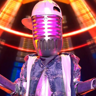 afvaller-‘de-mike’-werd-meteen-herkend-door-jury-in-‘the-masked-singer’:-“beetje-teleurgesteld-met-mijn-kostuum”