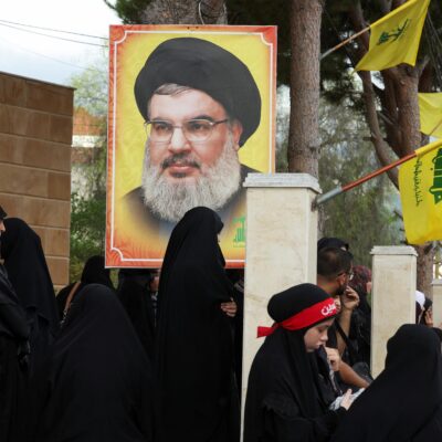 qui-est-hassan-nasrallah,-le-redoutable-chef-du-hezbollah,-dont-le-quartier-general-a-ete-frappe-a-beyrouth-?