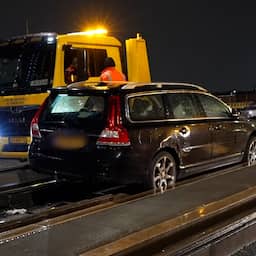 video-|-auto-staat-klem-tussen-tramrails-op-erasmusbrug-in-rotterdam