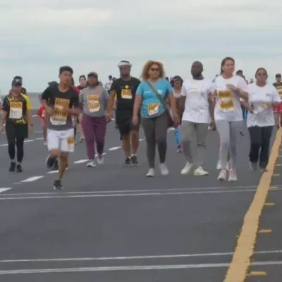 miles-de-citadinos-participan-de-la-carrera-caminata-de-fanlyc-en-la-cinta-costera