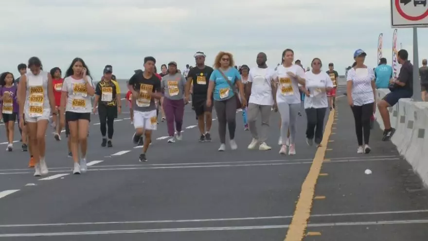 miles-de-citadinos-participan-de-la-carrera-caminata-de-fanlyc-en-la-cinta-costera