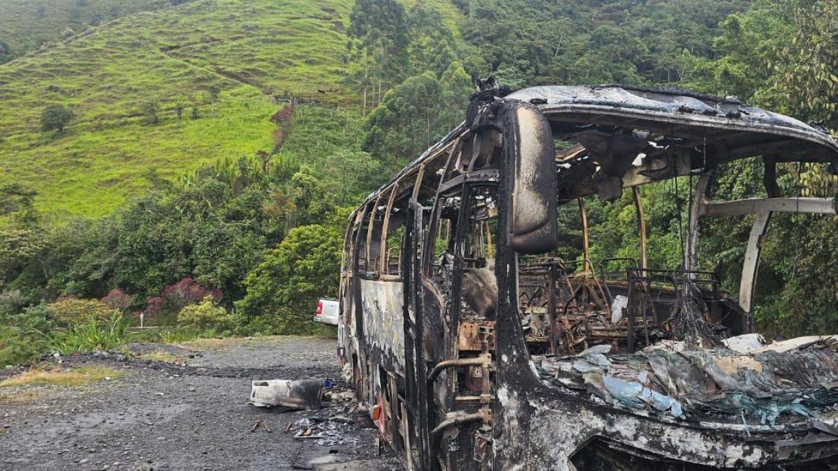 delincuentes-le-prendieron-fuego-a-un-bus-de-servicio-publico-en-la-via-quibdo-–-medellin