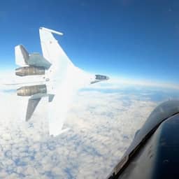 video-|-russische-straaljager-zoeft-rakelings-langs-amerikaanse-f-16