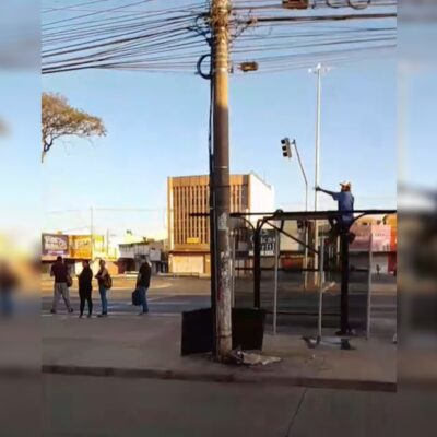 Video:-homem-quebra-parada-de-onibus-em-plena-luz-do-dia-no-df