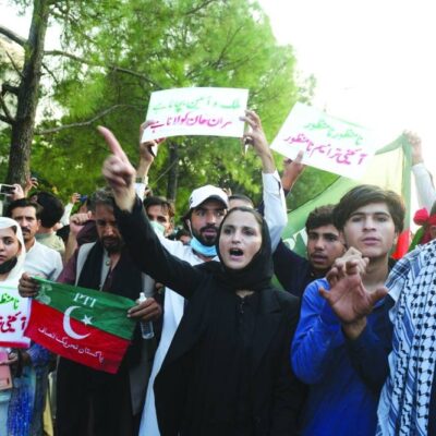 autoridades,-supporters-of-former-pm-khan-clash-in-islamabad