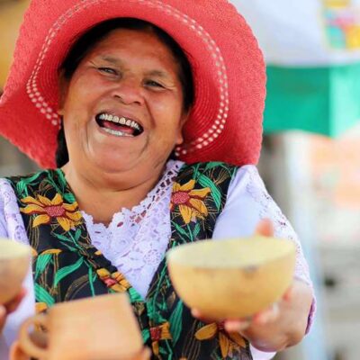 dona-elena,-una-dulce-mujer-quechua,-cuya-popularidad-sube-como-la-espuma-en-tiktok-con-sus-recetas-medicinales