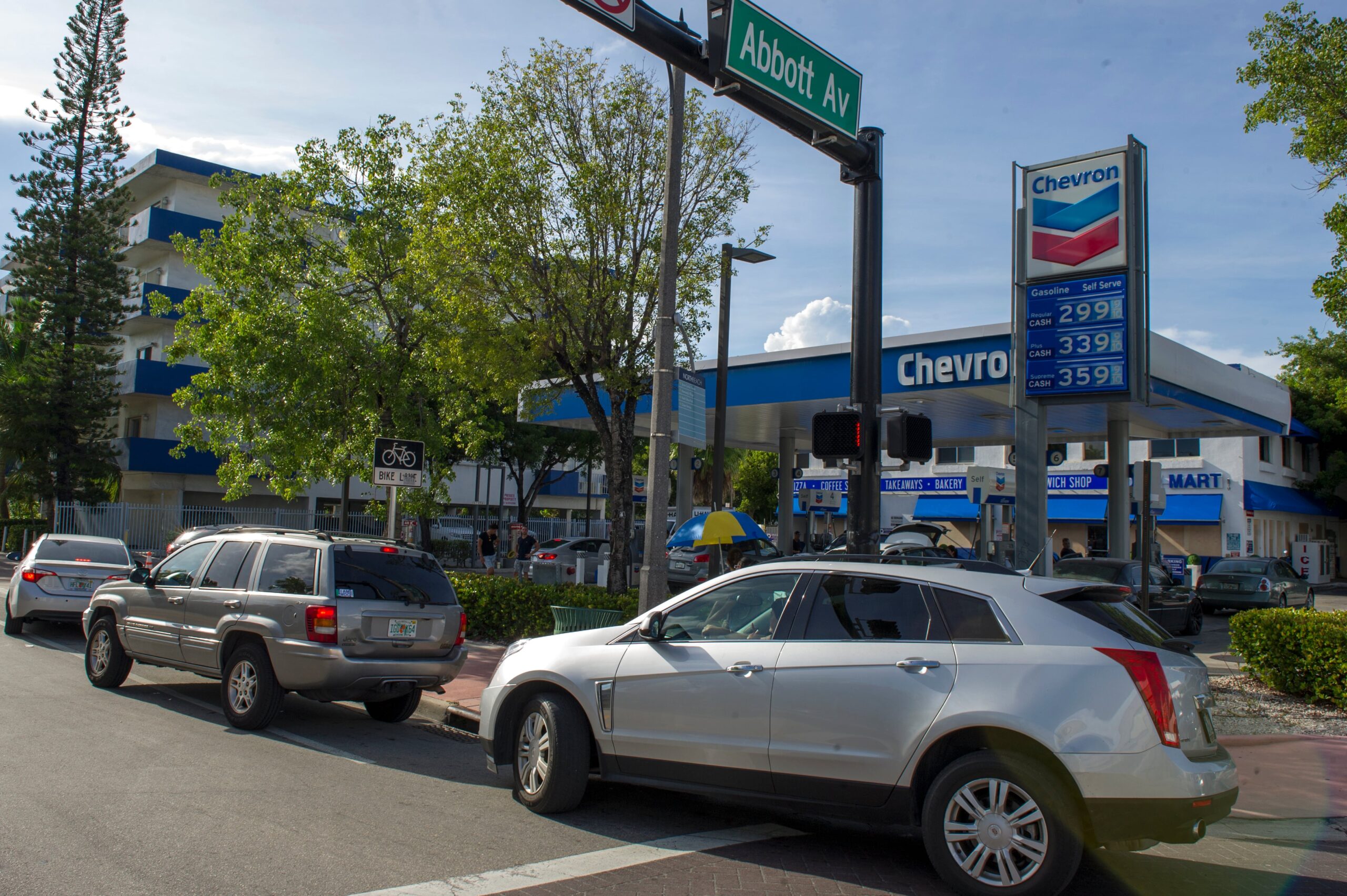 gasolineras-en-florida-se-quedan-sin-combustible-en-medio-de-gran-evacuacion-por-el-huracan-milton