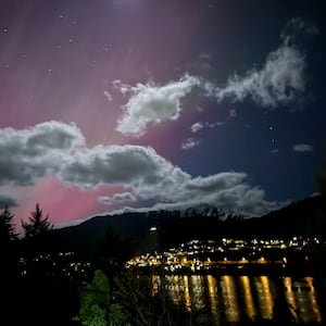 aurora-above-new-zealand:-spectacular-colours-take-over-night-sky