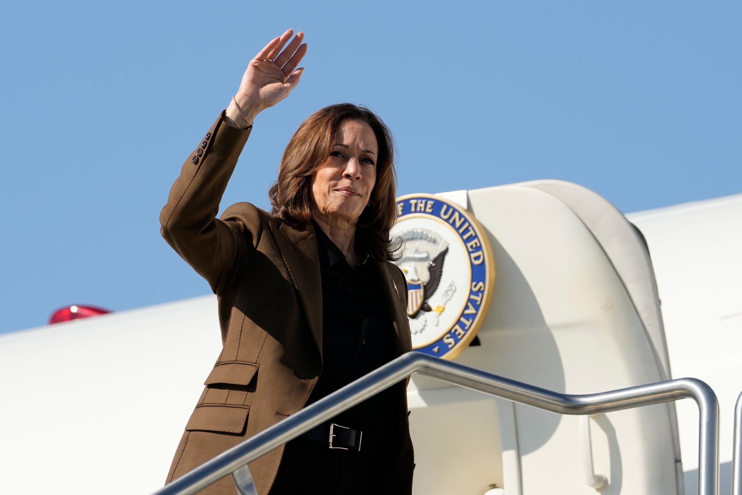 kamala-harris-es-vista-mas-positivamente-por-mujeres-hispanas-que-por-hombres-hispanos,-segun-encuesta