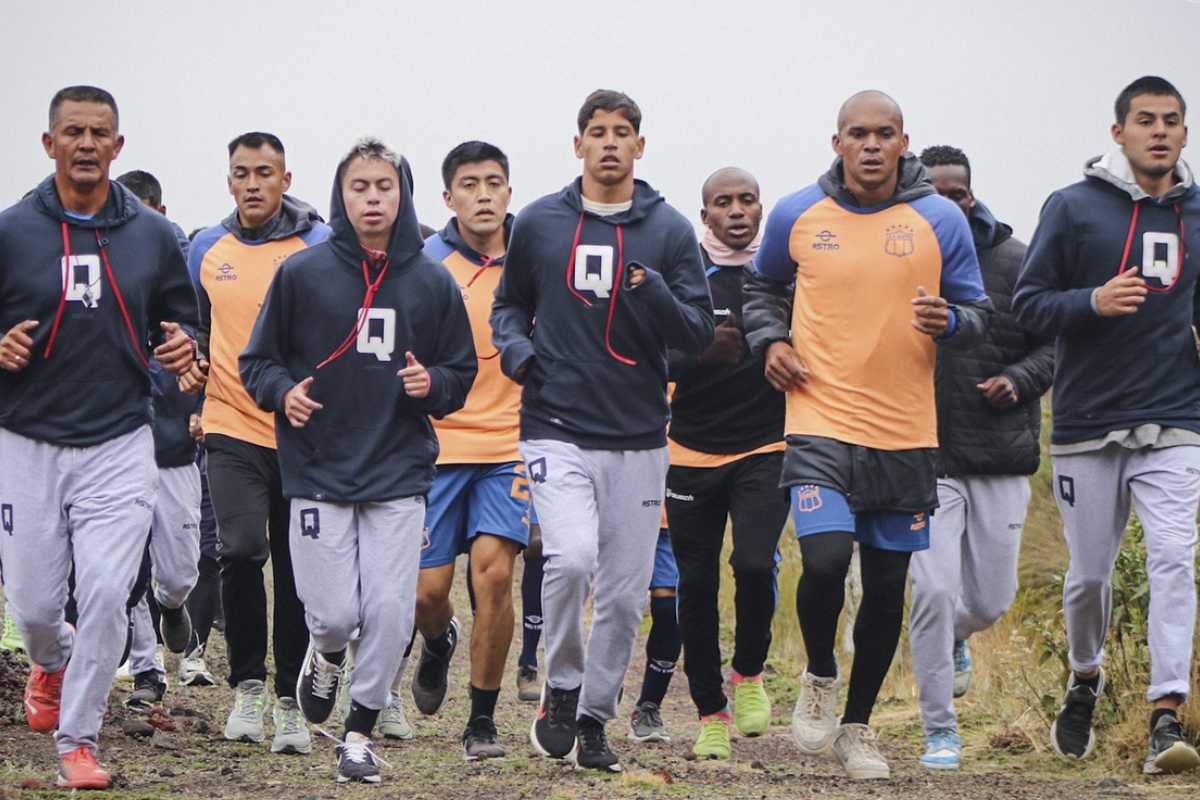 deportivo-quito-entreno-con-el-volcan-cotopaxi-de-testigo