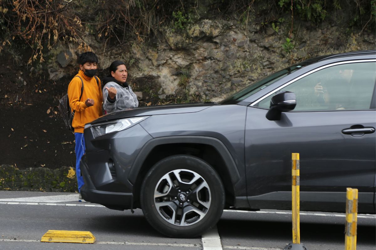 los-vecinos-de-bolanos-en-quito-se-levantan-a-tres-semanas-del-incendio-forestal