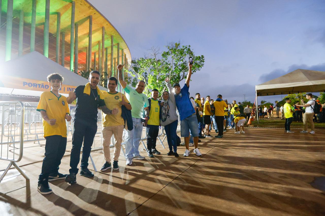 torcida-do-brasil-chega-a-arena-brb-para-jogao-contra-peru