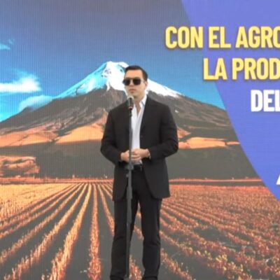 daniel-noboa-entrega-camionetas-y-condona-deudas-de-juntas-de-agua