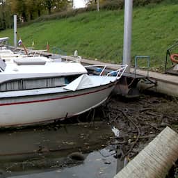 video-|-boten-liggen-droog-door-lage-waterstand-maas