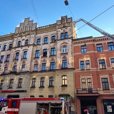 riga-par-vidi-degradejosu-buvi-nosaka-eku-merkela-iela,-kura-dega-nelegalais-hostelis